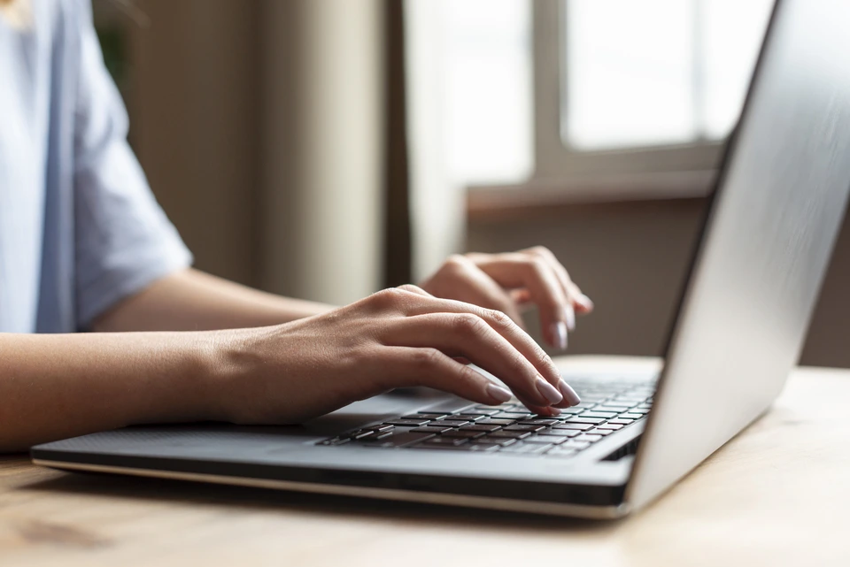 Estudiante tomando clases online desde una laptop