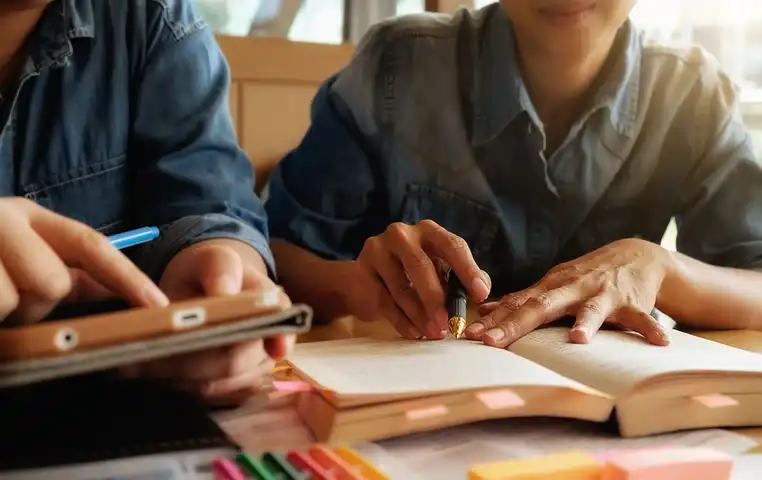 Estudiantes trabajando en una clase personalizada
